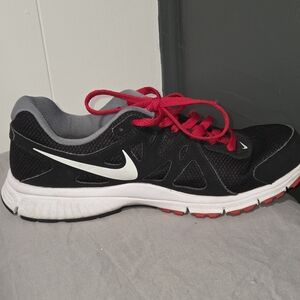 Nike Revolution 2 Athleisure Black University Red White Grey Sneakers Mens Sz 9